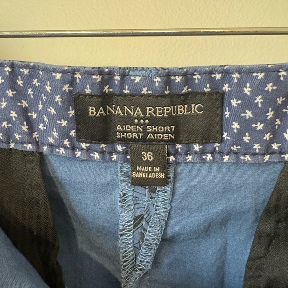 Men’s Banana Republic Aiden Shorts sized 36 blue and black tropical shirt - Picture 3 of 3